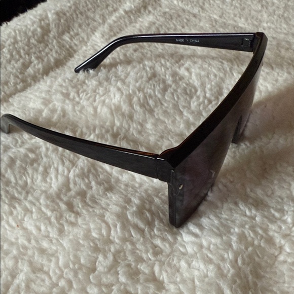 Elegant Black Oversized Sunglasses - Picture 2 of 4